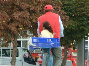 Küçük kızın sebze kasasında yolculuğu