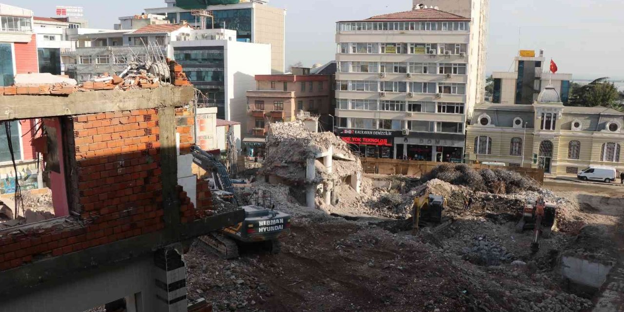 Dev binanın yıkımında sona gelindi