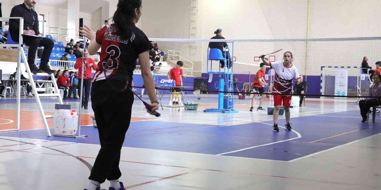 Karaman’da okul sporları gençler badminton grup müsabakaları başladı