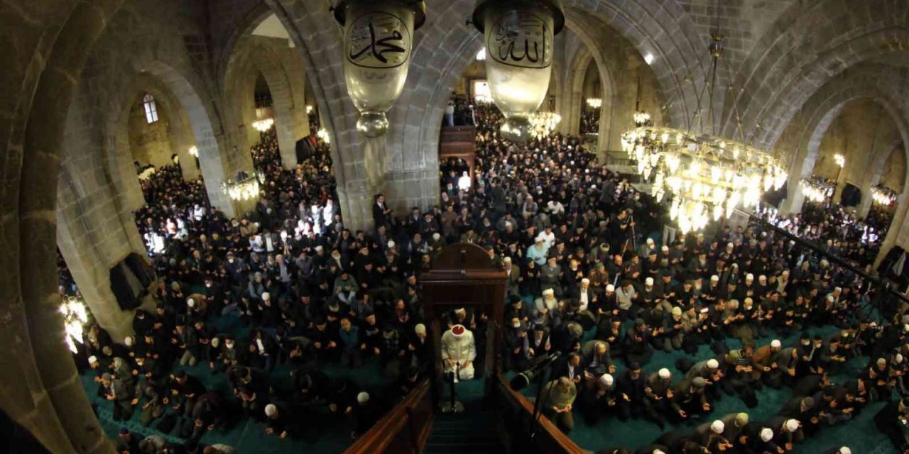 Bin bir hatim duası için vatandaşlar camiye akın etti