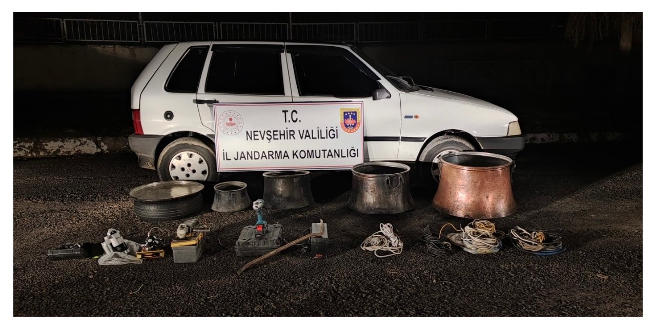 3 hırsız çaldıkları malzemeler ile birlikte yakalandı