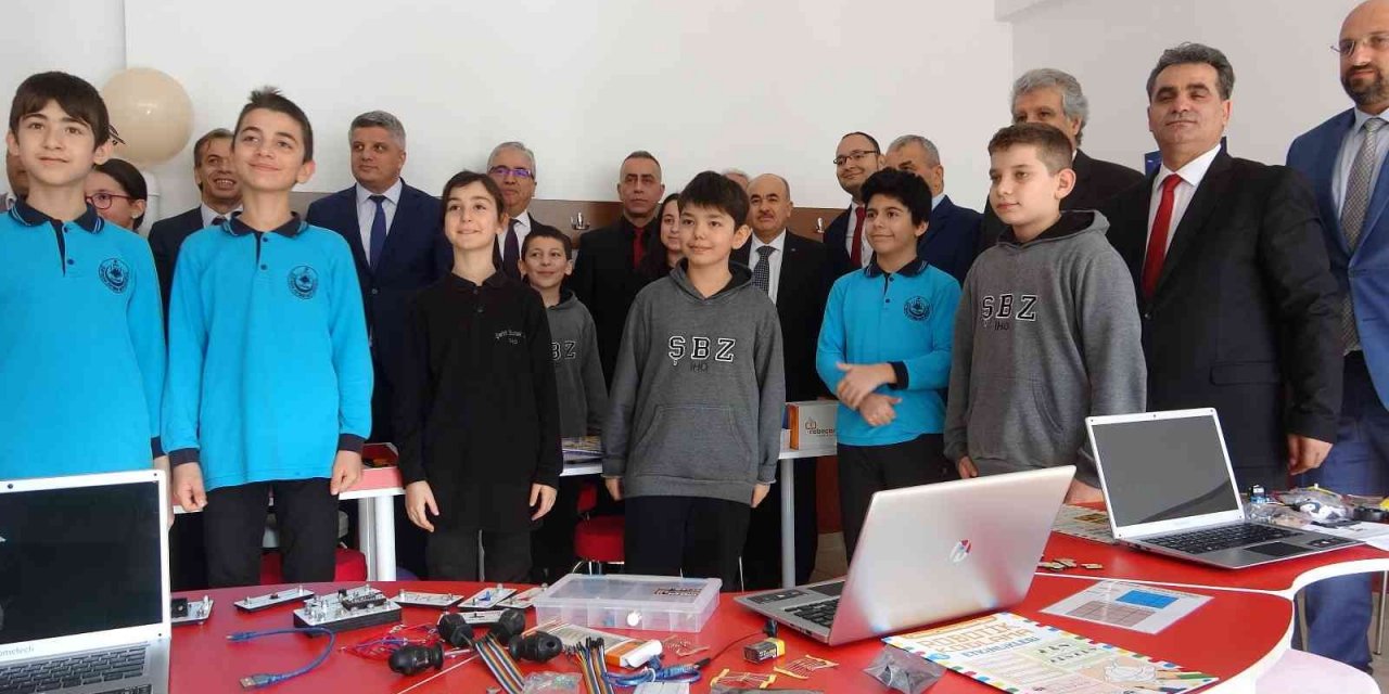 Vali Dağlı: "Robotik kodlama atölyesi öğrencilere çok büyük katkıda bulunacak"