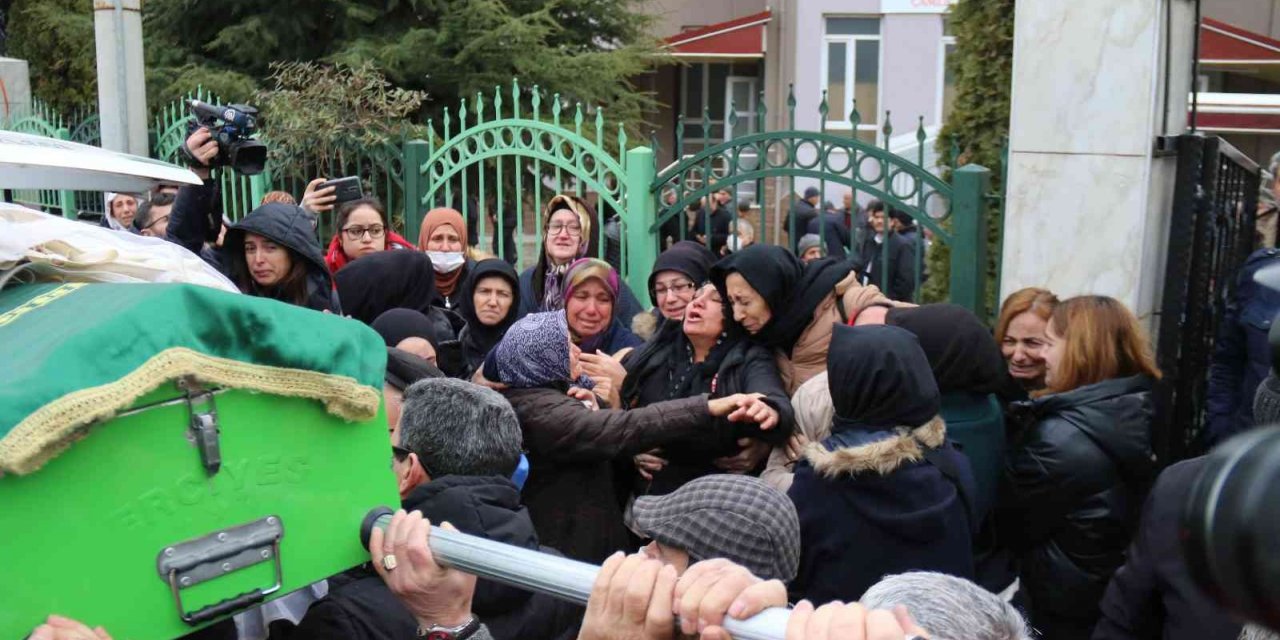 25 yaşındaki Tuğçe, gelinlik örtülü tabutunda son yolculuğuna uğurlandı