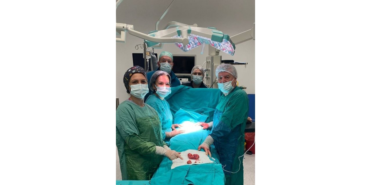 Mesanesinden 5 santimetrelik taş çıkarıldı