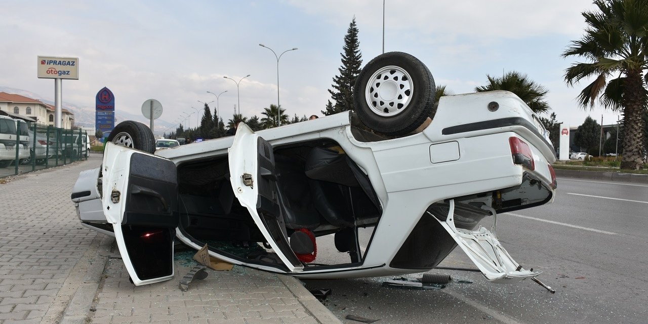 Takla atan otomobil park halindeki araca çarptı: 3 yaralı