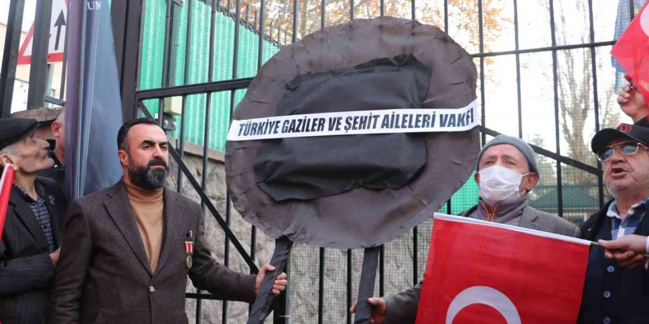 Gaziler ile şehit yakınları, İsveç’in Ankara Büyükelçiliği’ne siyah çelenk bıraktı