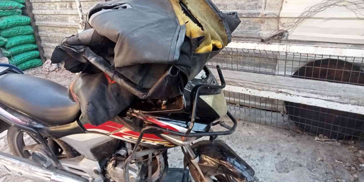 Ters yönde giden otomobil motosikleti biçti