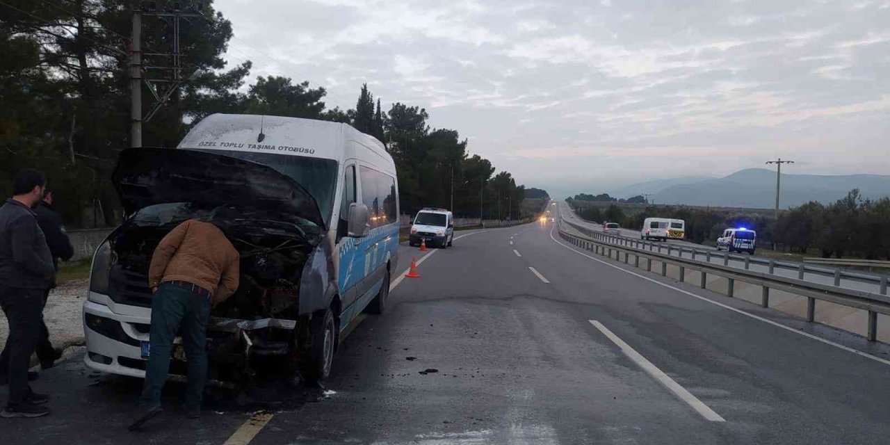 Toplu taşıma aracı alev alev yandı, yolcular son anda tahliye edildi