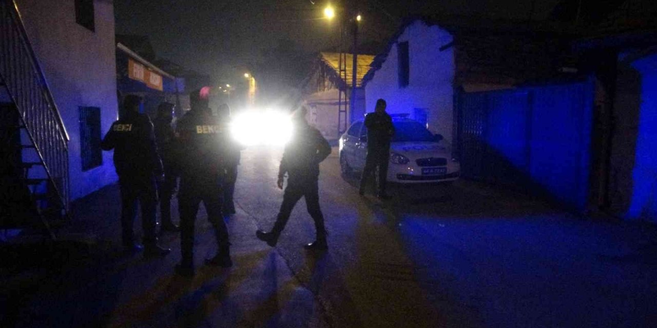 Tartıştığı babası ve kız kardeşini bıçakla yaraladı