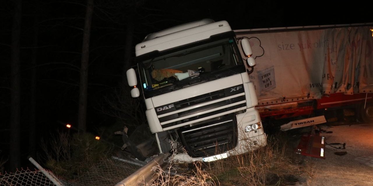 Tır devrildi, Adana-Ankara Otoyolu ulaşıma kapandı