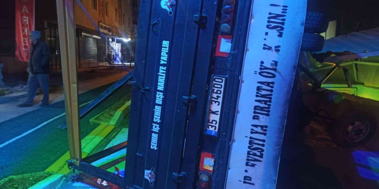 Ankara’da istasyon alt geçidine çarpan kamyon devrildi: 1 yaralı