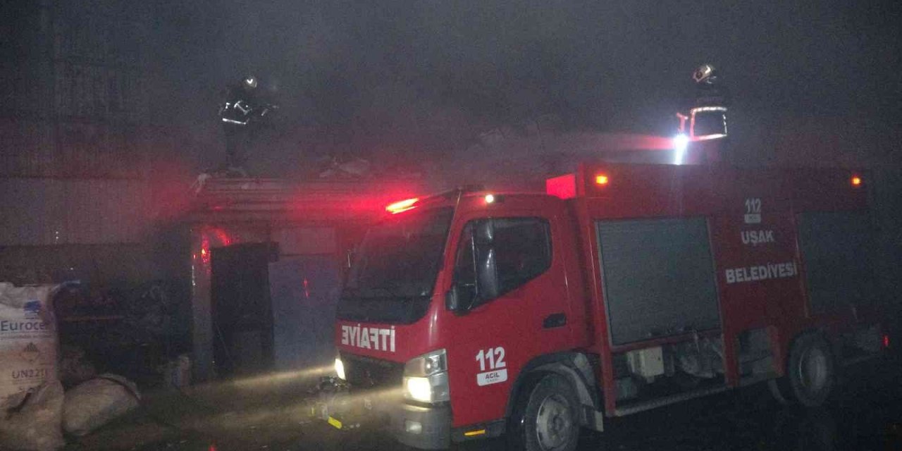 Geri dönüşüm fabrikasında yangın: Alevler geceyi aydınlattı