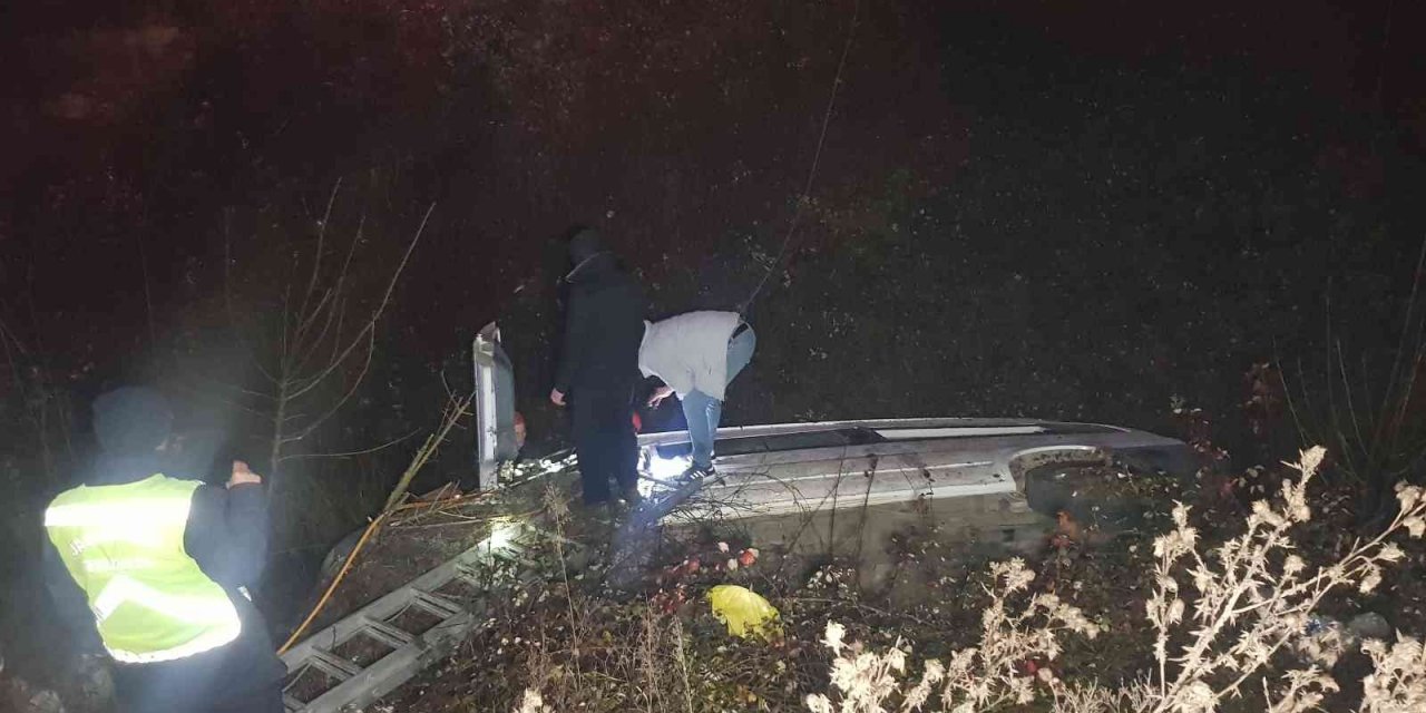 Kontrolden çıkan minibüs su kanalına devrildi: 4 yaralı