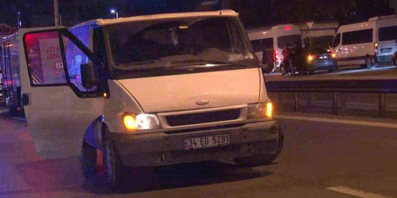 Maltepe’de otomobil minibüse arkadan çarptı: 4 yaralı