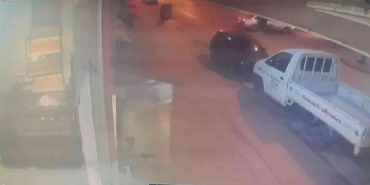 Bursa’da otomobil ile motosiklet sürücüsünün kazaya karıştığı anlar kamerada