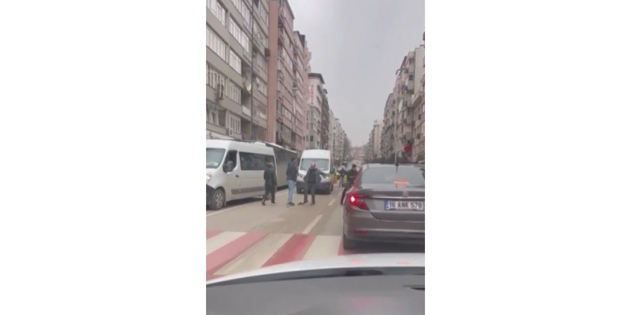 Bursa’da servis ve otobüs şoförünün yol verme kavgası kameralarda