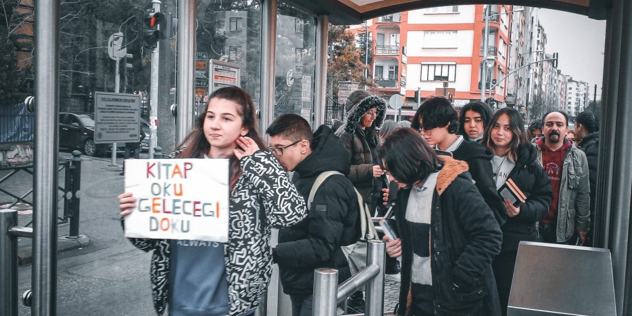 Tramvayda kitap okuma etkinliği