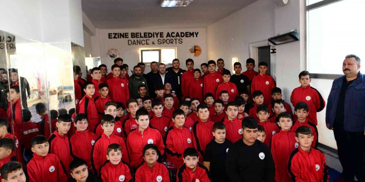 Başkan Yüksel, güreş kursuna katılan sporcularla bir araya geldi
