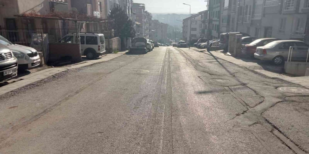 Freni arızalanan kamyonet park halindeki araçların arasına daldı