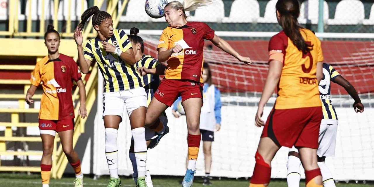 Kadınlar futbolda derbi zamanı: Galatasaray - Fenerbahçe: