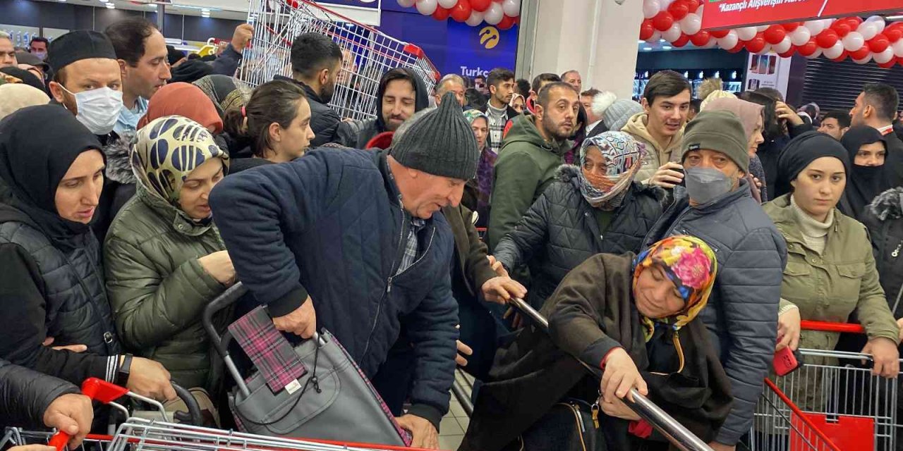 İstanbul’da market açılışında ’indirim’ izdihamı