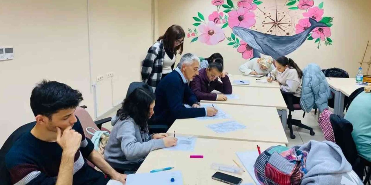 Karaman’da gençlik merkezinin karakalem kursu büyük ilgi görüyor