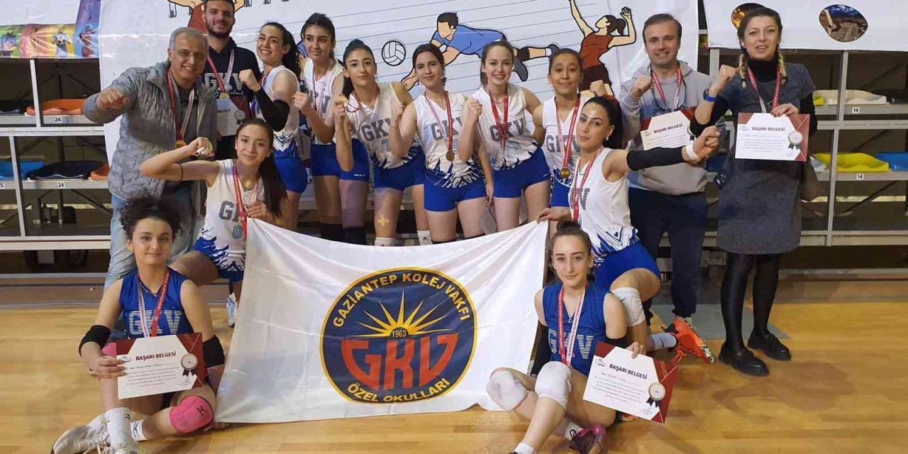 Kolej Vakfı Genç Kızlar Voleybol takımı Türkiye yarı finallerinde