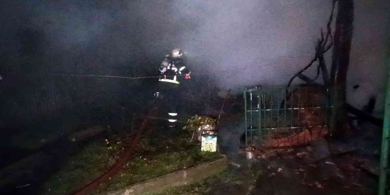 Samanlık yangınında itfaiye eri dumandan etkilendi