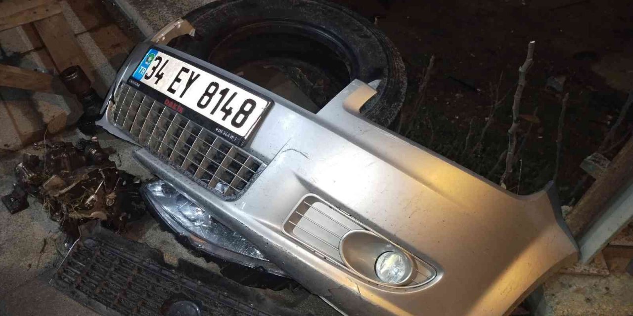 Sancaktepe’de kontrolden çıkan otomobil şarampole düştü: 2 yaralı