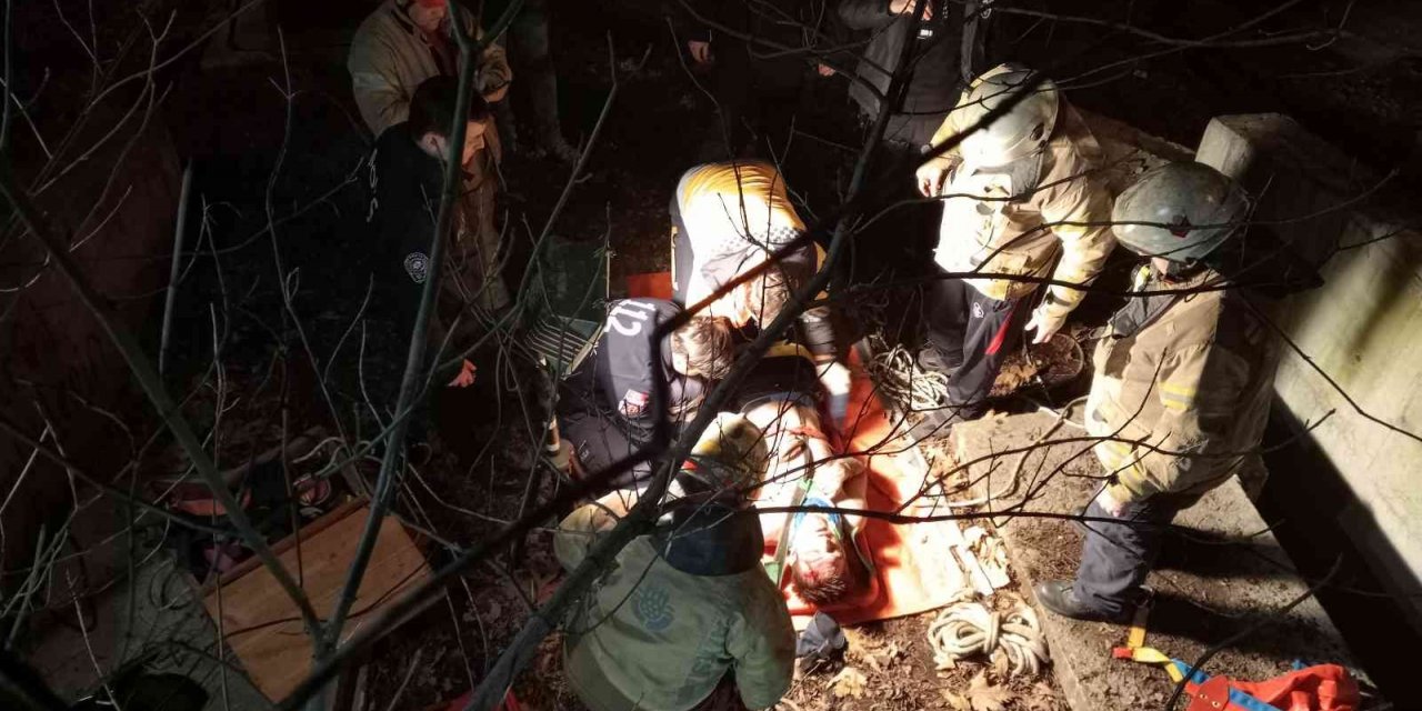 Eyüpsultan’da kanalizasyon çukuruna düşen kişiyi itfaiye ekipleri kurtardı