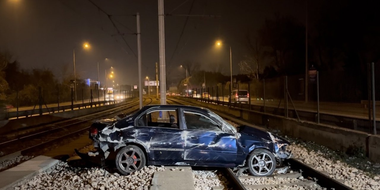 Bursa’da kontrolden çıkan otomobil metro raylarına girdi