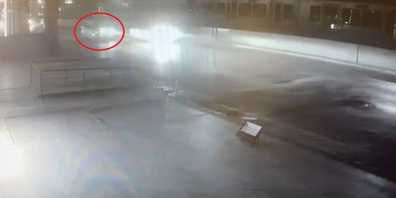 Bursa’da makas atan hafif ticari araç, motosikleti altına aldı