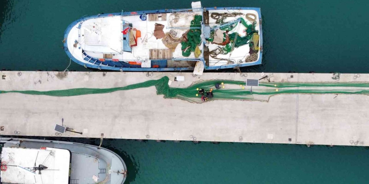 Akdeniz’de ekmek teknelerine fırtına molası