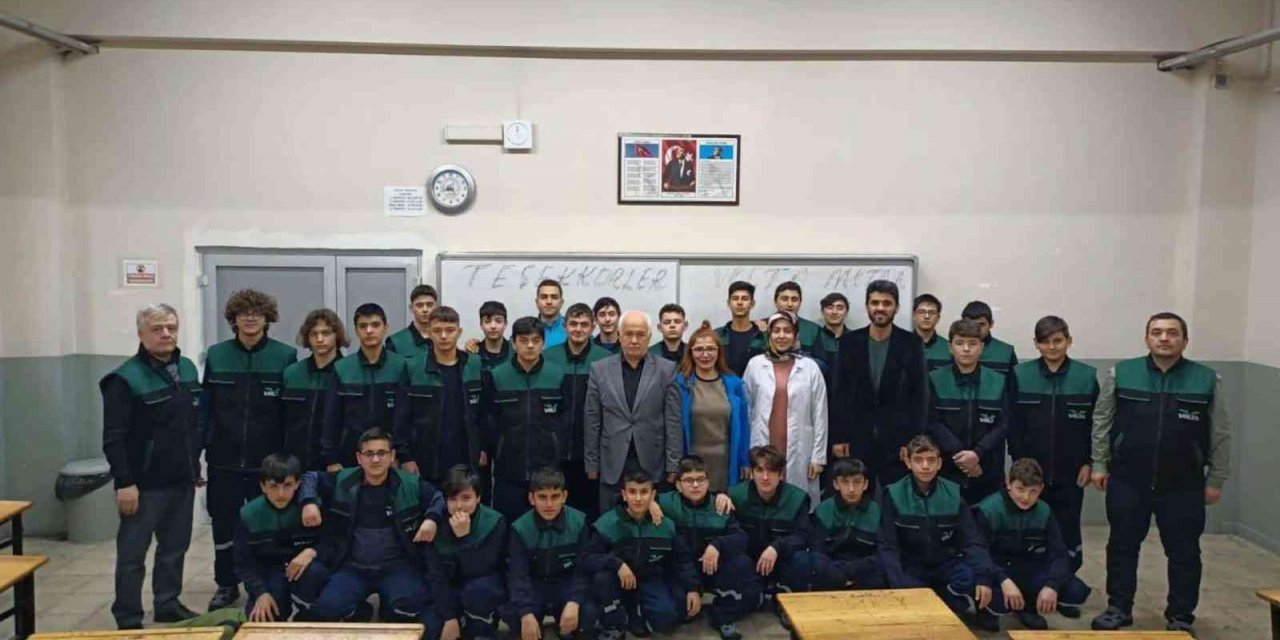 Öğrencilere iş kıyafeti ve ayakkabı hediye edildi