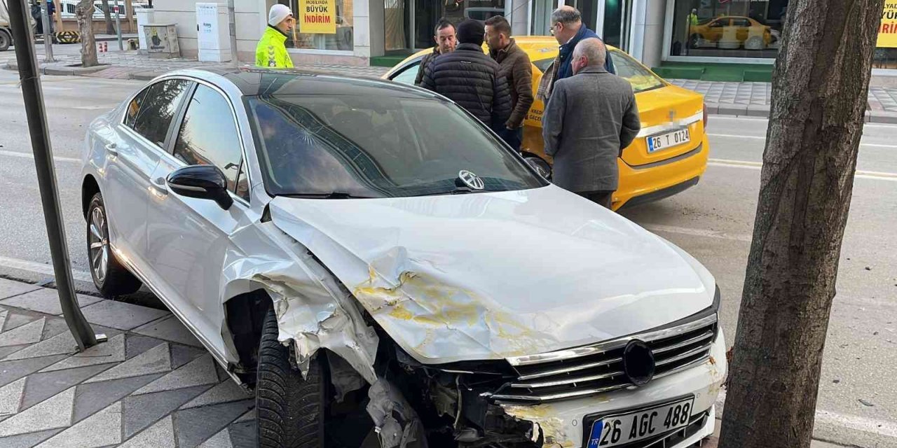 Otomobille ticari taksi çarpıştı: 1’i ağır 2 yaralı