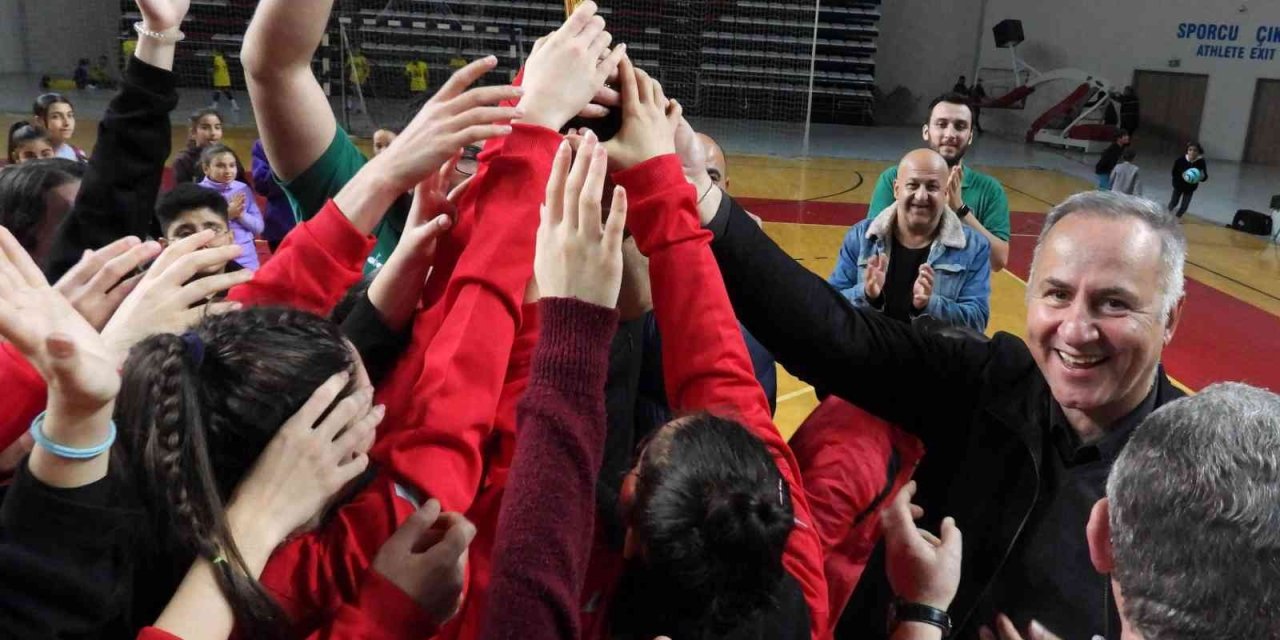 Kızların şampiyonu Kepez