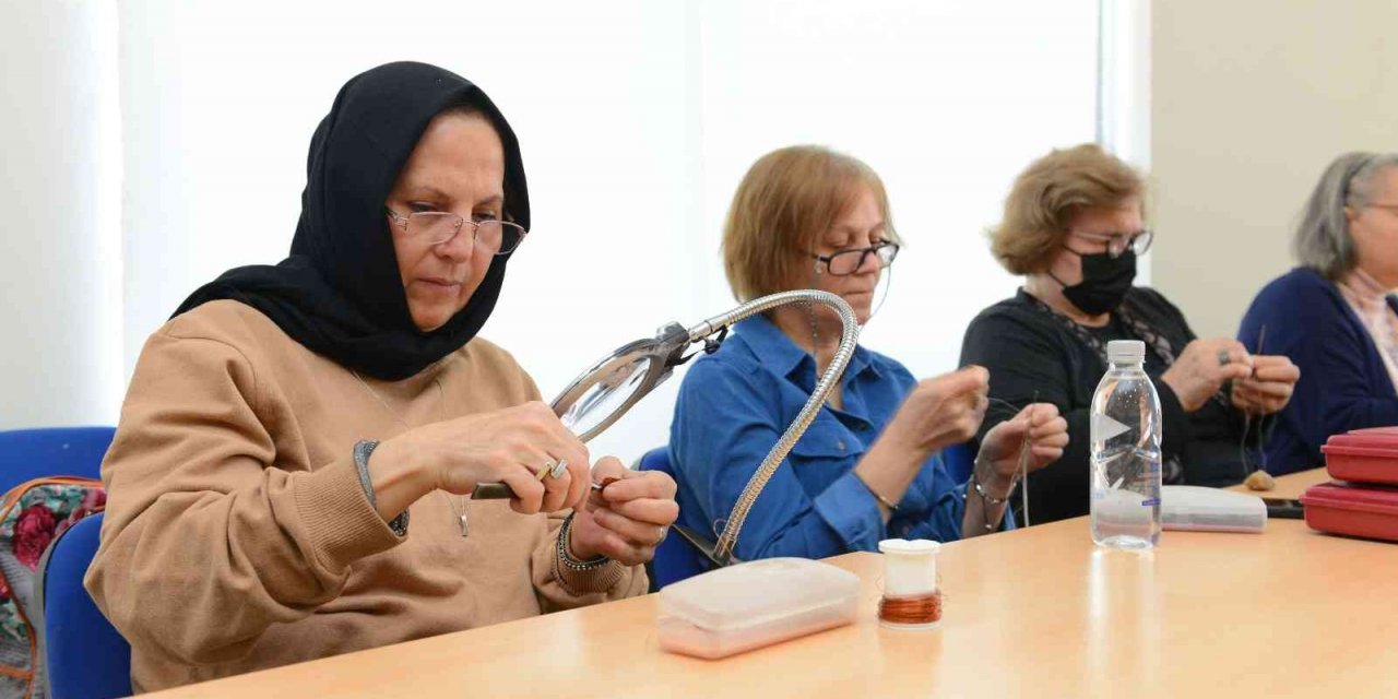 NİLSEM kursiyerleri gümüş kazaz sanatını öğreniyor