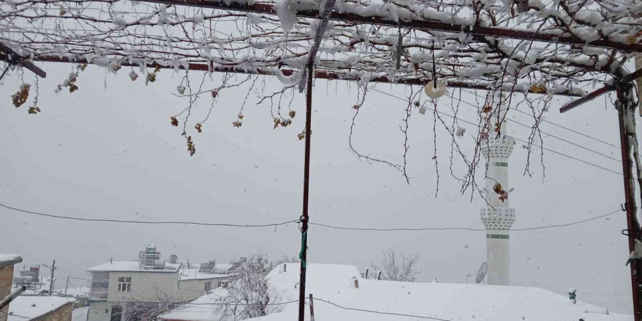 Diyarbakır’da yılın ilk karı her yeri beyaza bürüdü