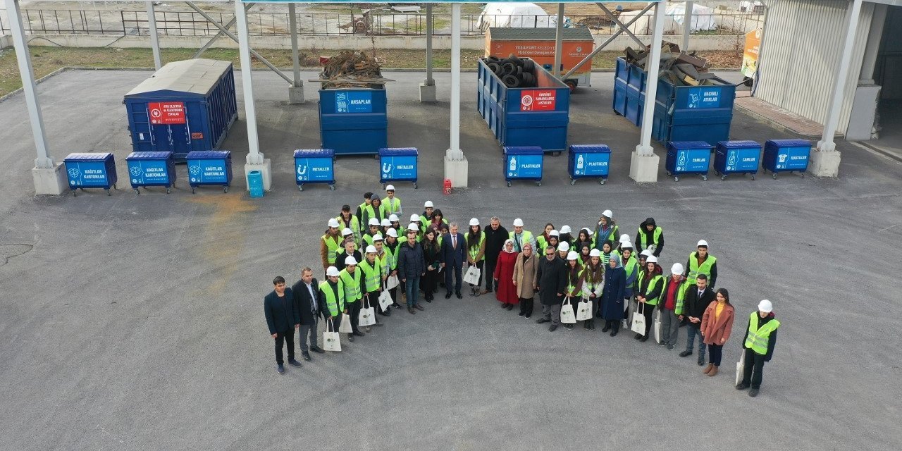 Öğrenciler, Ambalaj Atıkları Toplama Ayırma Merkezi’ni inceledi