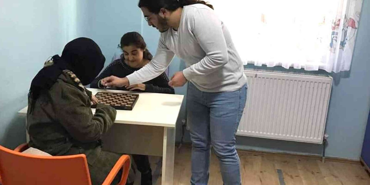 Karaman’da görme engelliler için satranç eğitimi
