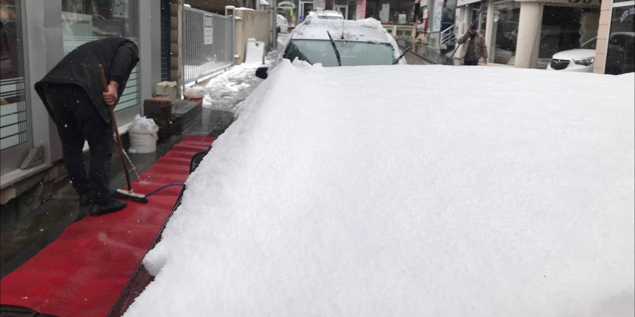 Bayburtlu esnaf kar yağışı altında paspas yıkayarak araç temizliği yaptı