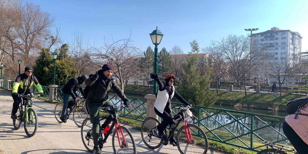 Geçen yılın aynı döneminde kara kış vardı, bu yıl bahardan kalma bir gün yaşanıyor