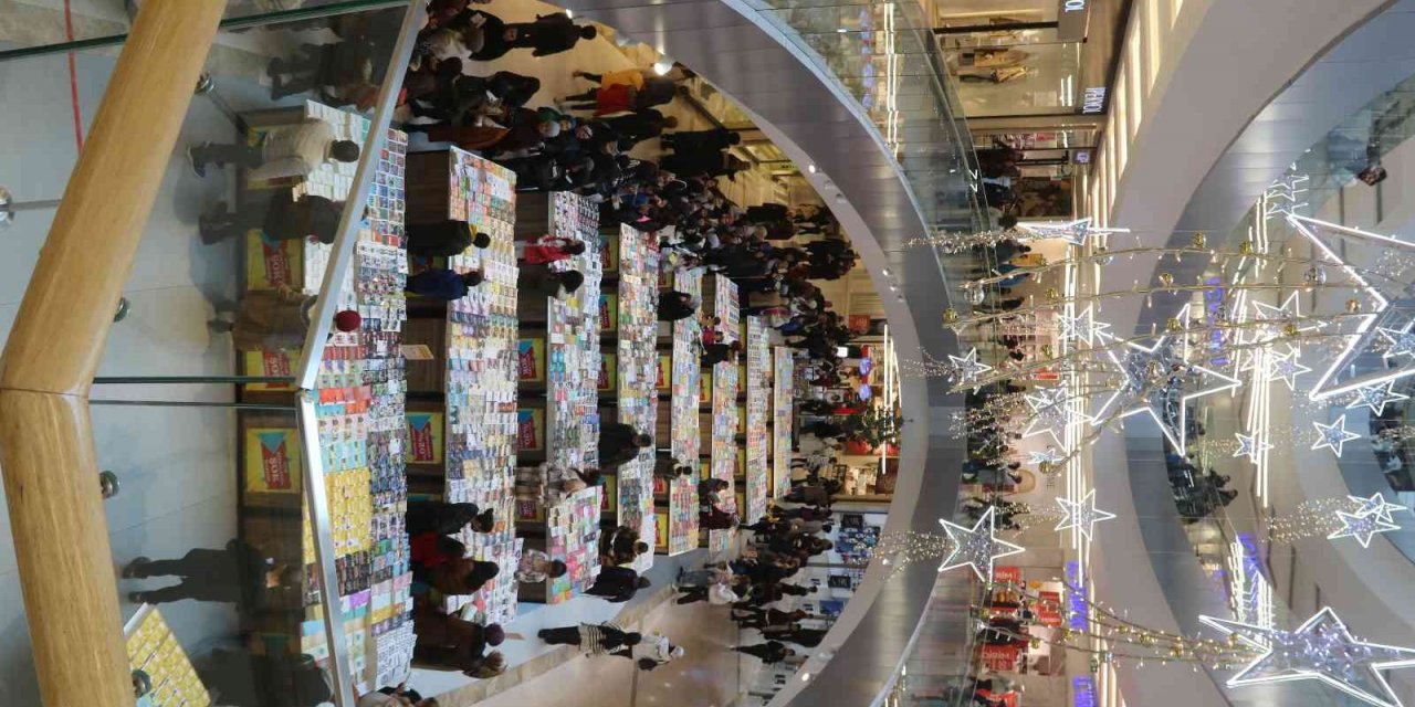 Ünlü yazardan imza alabilmek için uzun kuyruklar oluşturdular