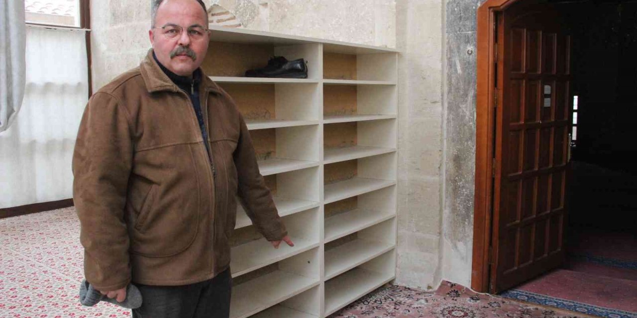 Polis, 10 günlük bebeği cami kapısına terk eden anneyi arıyor