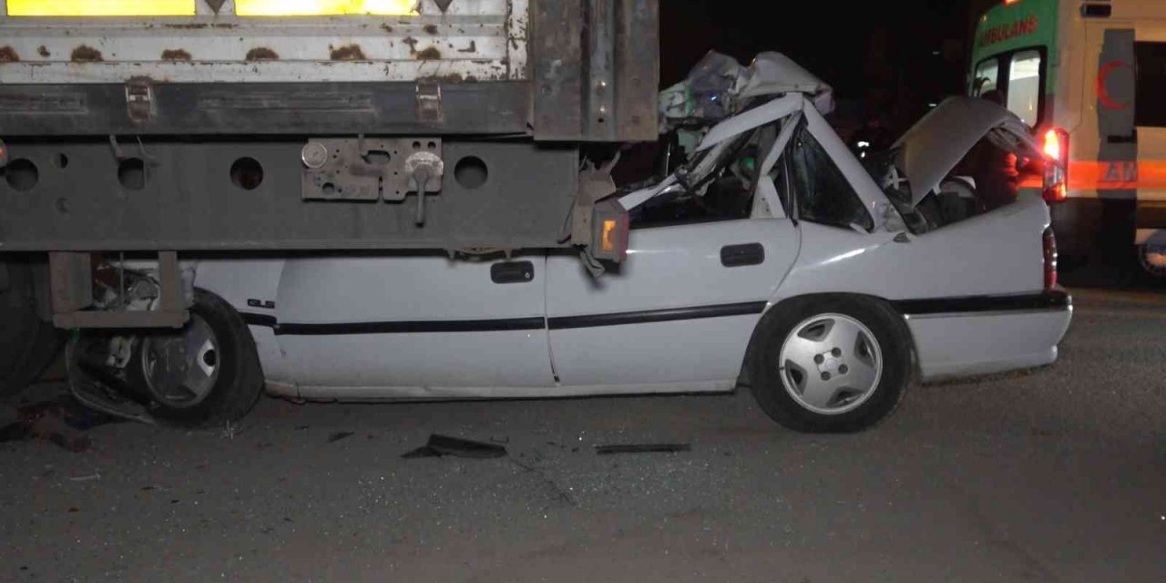 Otomobil, park halindeki tıra ok gibi saplandı: Sürücü hayatını kaybetti