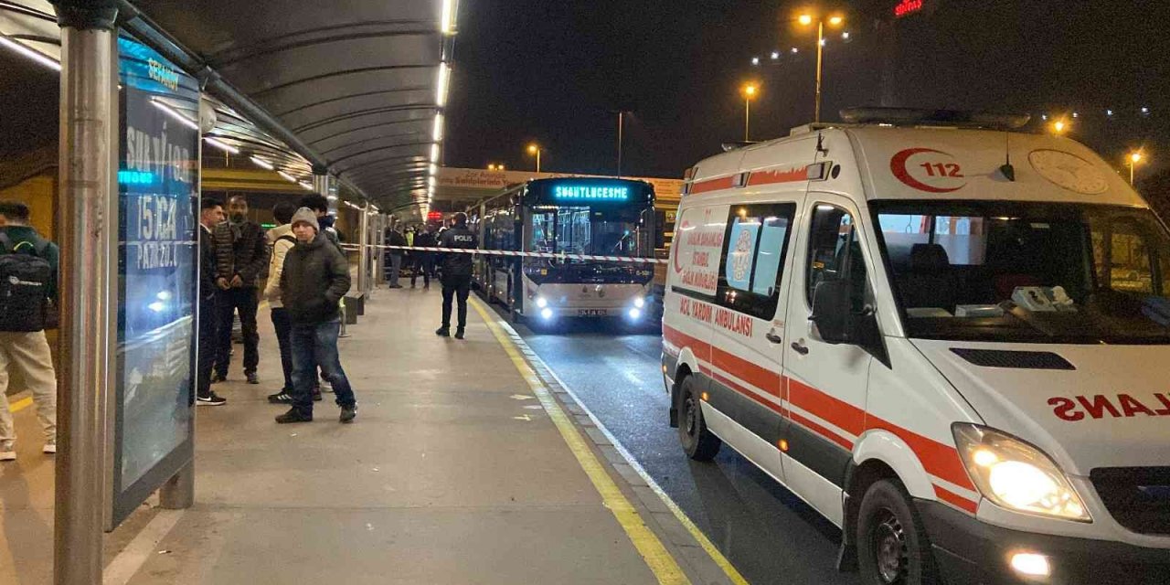 Sefaköy metrobüs durağında metrobüsün altında kalan bir kişi hayatını kaybetti