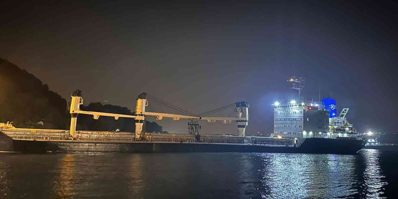 Yük gemisi karaya oturdu, Boğaz’da gemi trafiği askıya alındı