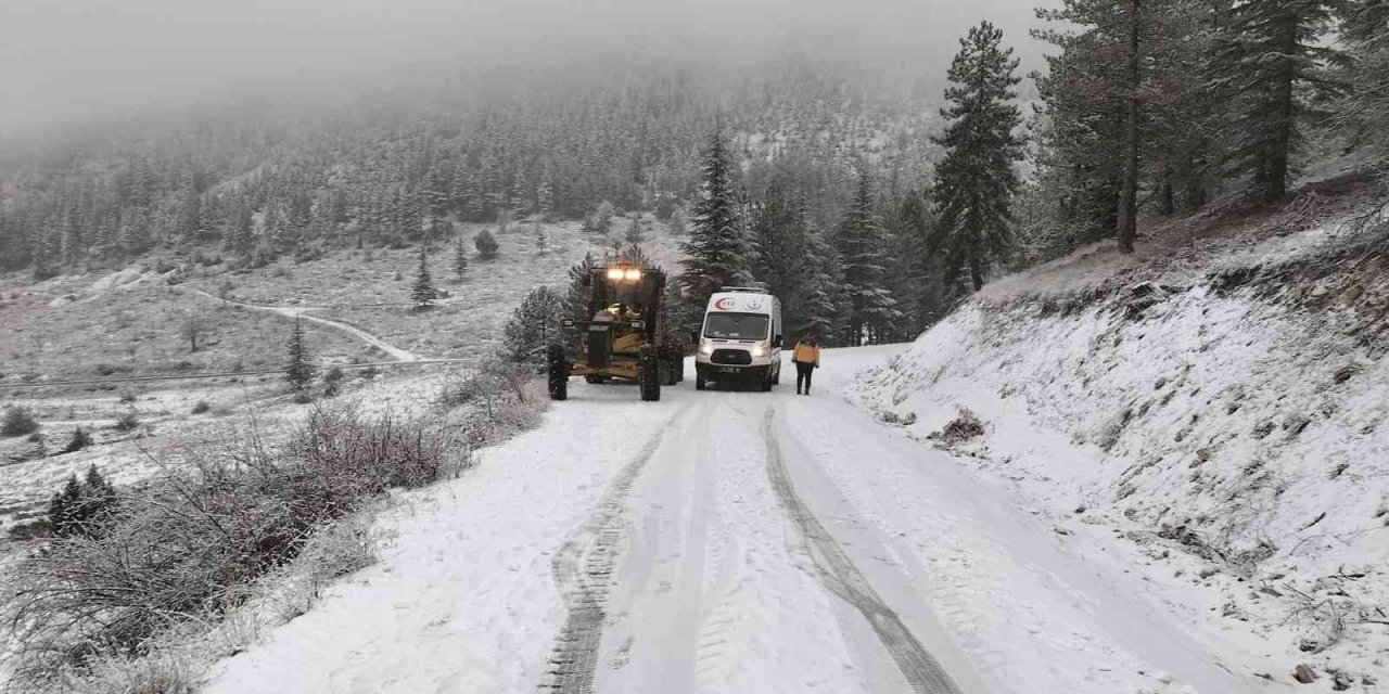 Karda mahsur kalan araçlar kurtarıldı