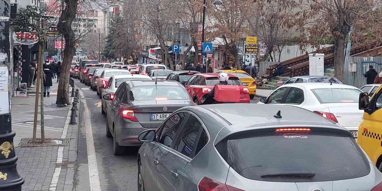 Hafta sonu alışveriş yoğunluğu şehir trafiğini felç etti