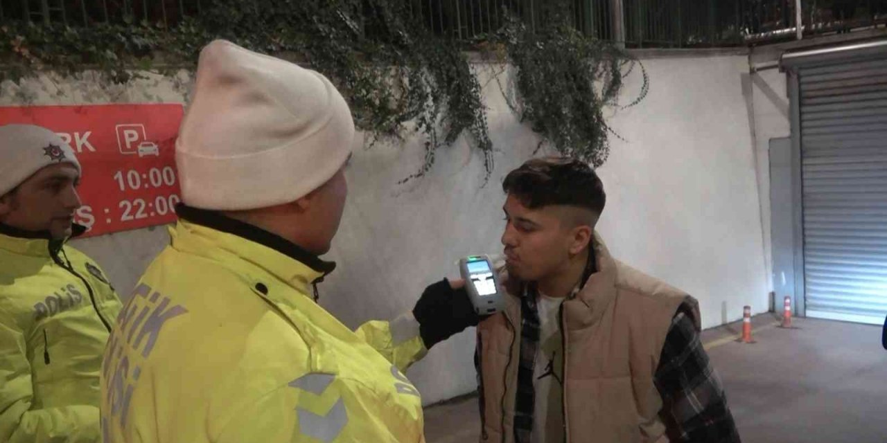 Sürücü alkollü yakalandı, arkadaşı beddua yağdırdı